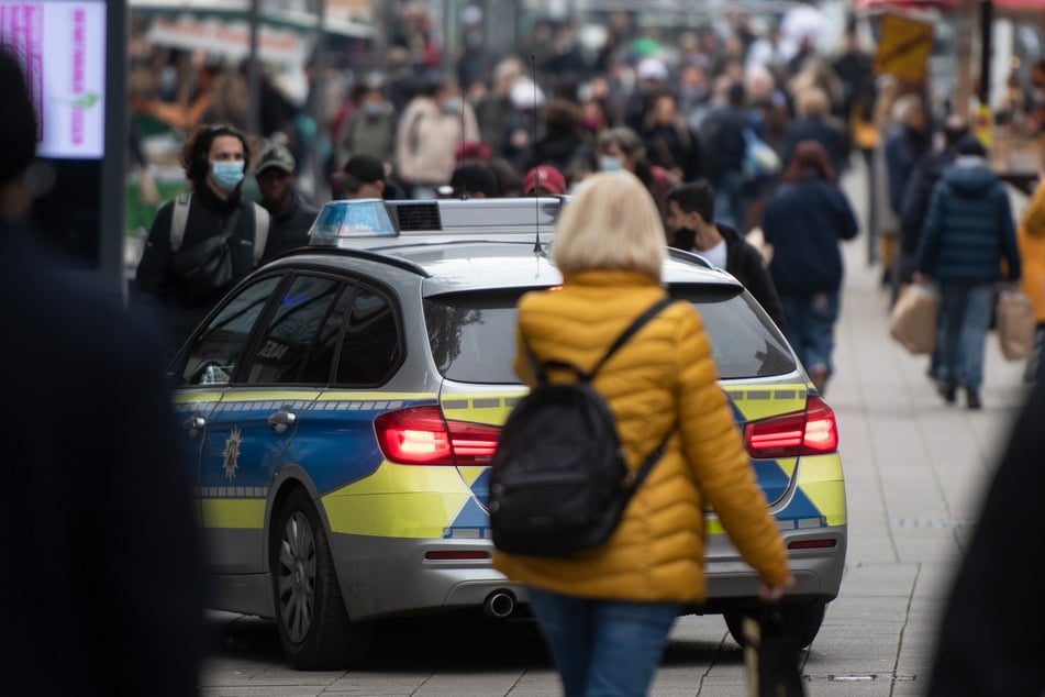 Ein Streifenwagen der Polizei fährt durch die Fußgängerzone. Mit verschärften Schutzmaßnahmen rüstet sich Nordrhein-Westfalen seit dem Wochenende gegen die wachsenden Infektionsgefahren in der Corona-Pandemie.