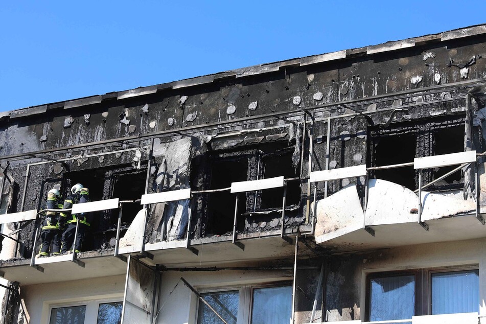 Das Obergeschoss des Mehrfamilienhauses in Wolgast ist komplett ausgebrannt. Verletzt wurde niemand.