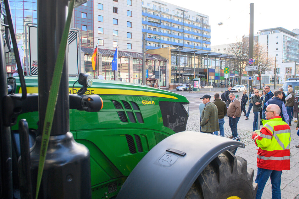 Landwirte protestieren vor einem Hotel gegen die Verleihung des Deutschen Umweltpreises 2022.