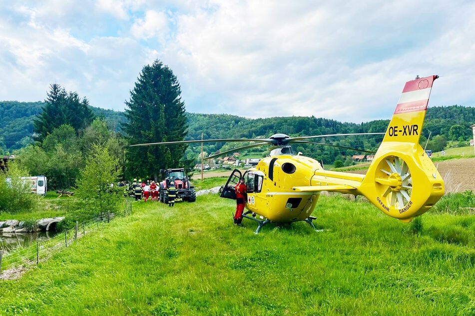 Mit diesem Hubschrauber wurde der Autofahrer (81) nach Graz in ein Krankenhaus geflogen.