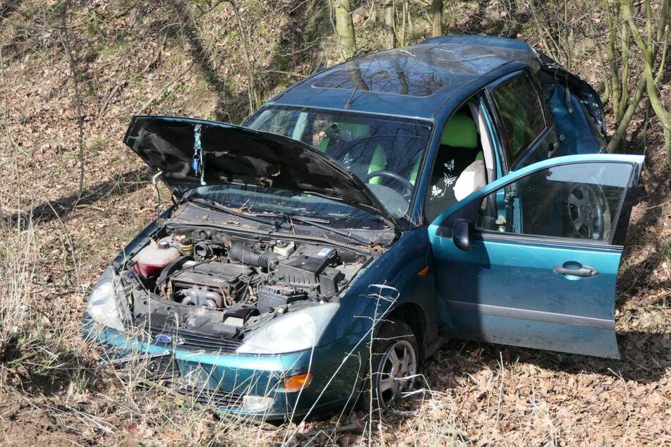 Auf gerader Strecke war die junge Frau mit ihrem Ford Focus von der Fahrbahn abgekommen, überschlug sich und blieb in einer Böschung stehen.