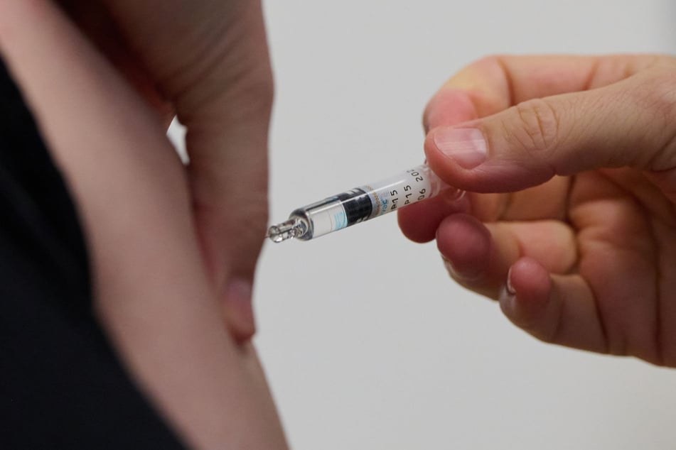 Die Influenza-Impfquote ist in Sachsen über die vergangenen Jahre kontinuierlich gefallen und scheint im direkten Vergleich zu 2024/25 auch in der vergangenen Saison mit bislang 20,6 Prozent auf diesem niedrigen Niveau zu verharren.