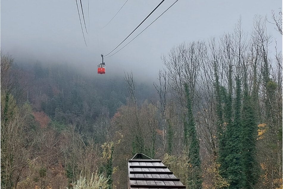 Eine Kabine der Predigtstuhlbahn durchbricht den Nebel. Bergretter begleiteten darin den verunfallten Wanderer (74) vom Karkopf.