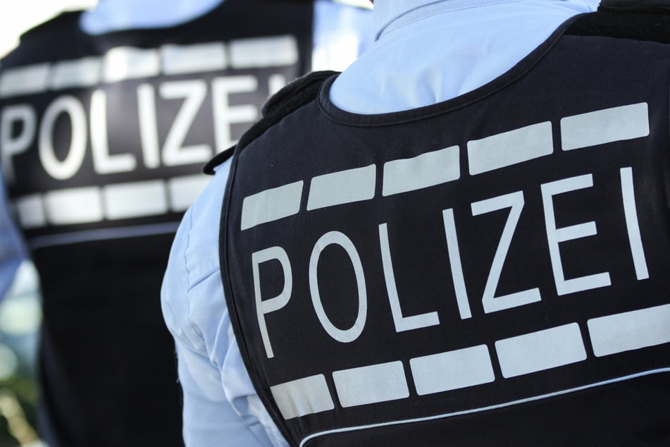 Hinzugerufene Polizeibeamte konnten nach der eskalierten Zwangsräumung das Messer sicherstellen und den Verdächtigen (64) in Gewahrsam nehmen. (Symbolbild)