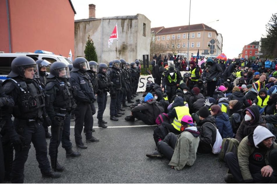 Die Demonstranten verhindern bisher, dass der AfD-Parteitag beginnen kann.