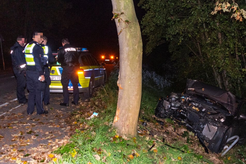 Die Polizeibeamten sichern den Unfallort.