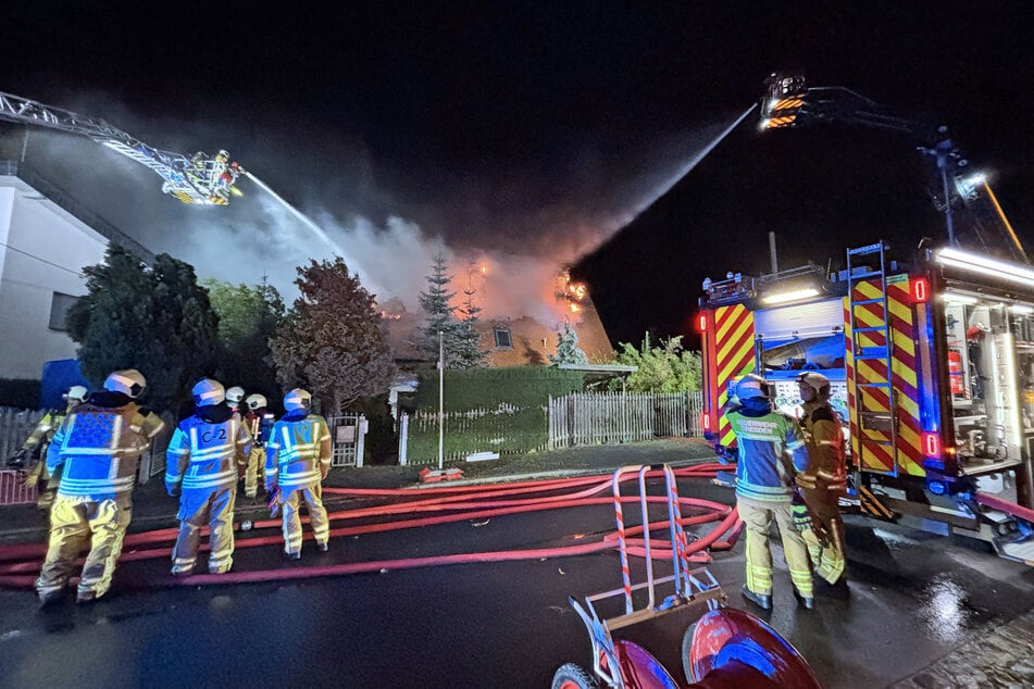 Seit etwa 1 Uhr ist die Feuerwehr mit einem Großaufgebot vor Ort.