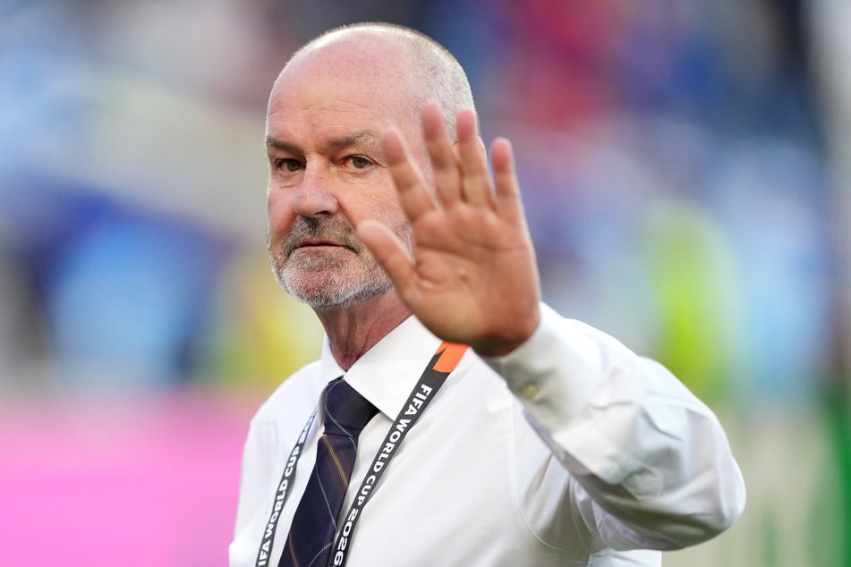 Steve Clarke (62) nimmt nach dem Vorrundenaus der schottischen Nationalmannschaft seinen Hut.