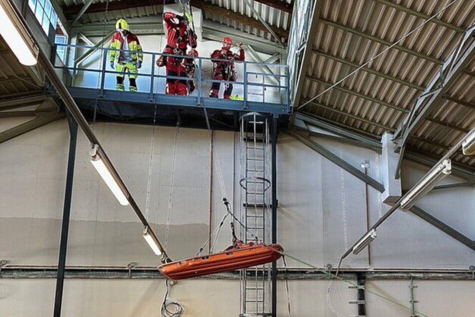 Berlin: Arbeitsunfall in Friedrichshain: Höhenrettung rückt an