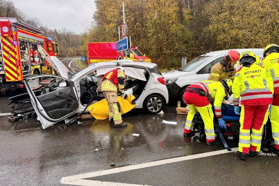 Drei Autos krachten kurz vor der Auffahrt zur A44 in Ratingen zusammen.