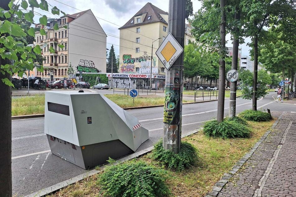 Die Geschwindigkeitsbegrenzung wird erst kurz nach dem Superblitzer aufgehoben.