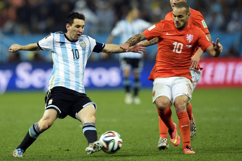 Extrem unglückliches Aus im WM-Halbfinale 2014: Wesley Sneijder (37, r.), hier im Duell mit Lionel Messi (34, l.), verlor mit der Niederlande gegen Argentinien erst nach Elfmeterschießen mit 2:4.