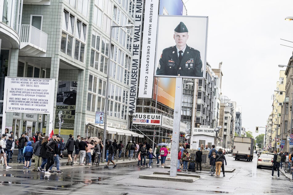 Die Ampelschaltung am Checkpoint Charlie in Berlin soll umgestaltet werden.