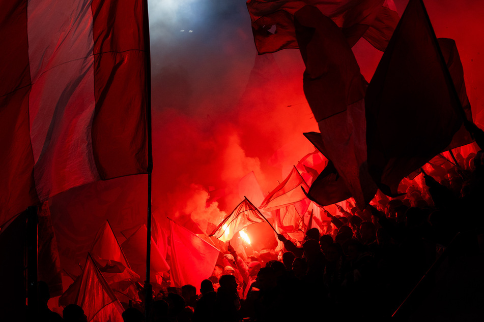 Vor dem Spiel gegen Eintracht Frankfurt brennen Kölner Fans wieder reichlich Pyrotechnik ab.