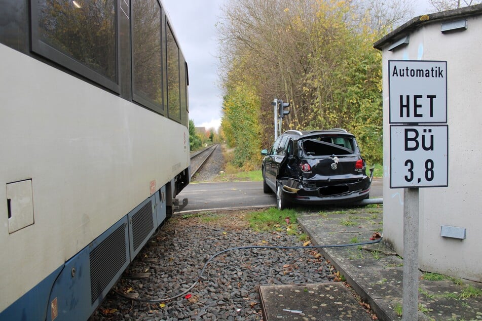 Der VW der 81-Jährigen wurde bei dem Zusammenstoß mit dem Zug stark beschädigt. Die Frau erlitt schwere Verletzungen.