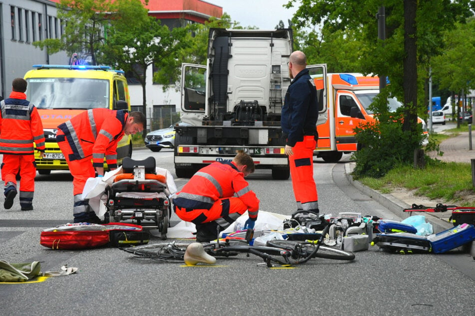 In Hamburg ist am Donnerstag ein Radfahrer von einem Lkw erfasst worden und ums Leben gekommen.