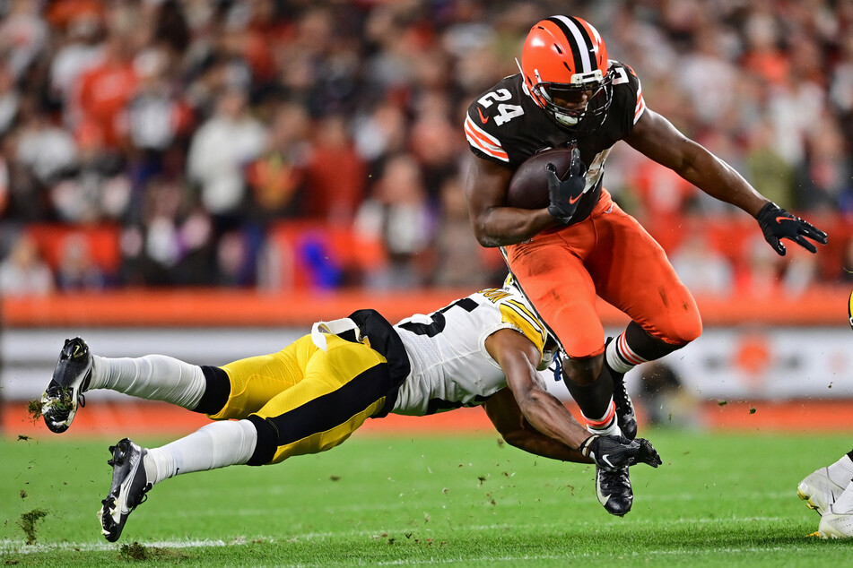 Cleveland Browns running back Nick Chubb (r.) hurdled over the Pittsburgh Steelers during Thursday Night Football.