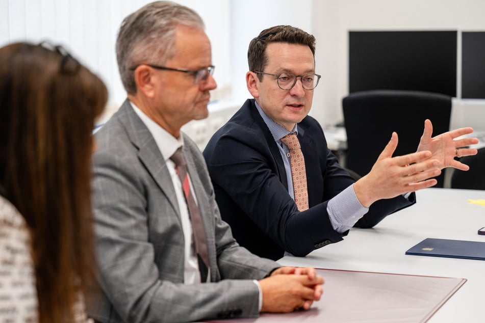 CDU und FDP drücken aufs Tempo: Tino Fritzsche (64, CDU, l.) und Jens Kieselstein (45, FDP) wollen die Lkw-Maut-Million direkt in die Straßen stecken.