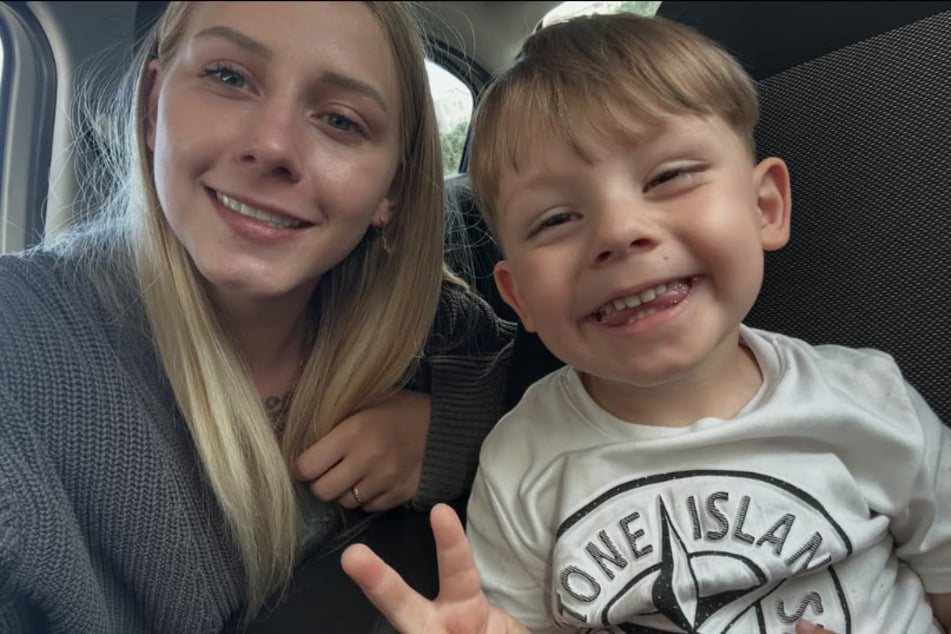 Loredana Wollny strahlt mit ihrem ältesten Sohn Aurelio um die Wette. Derzeit erwartet die 22-Jährige ihr insgesamt drittes Kind.