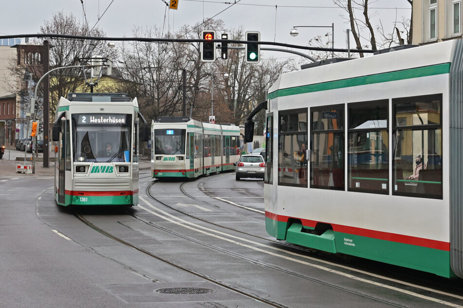 In einer Magdeburger Straßenbahn wurde eine Rentnerin verletzt.