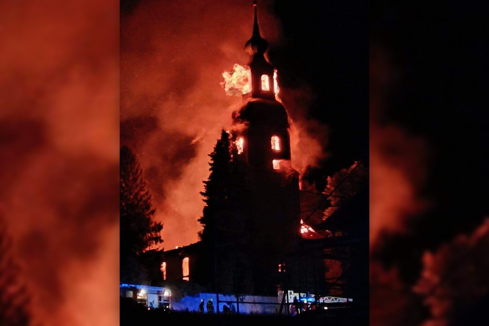 Das Feuer hatte in der Nacht zum 4. August 2023 den Dachstuhl, das Kirchenschiff und Teile des Glockenturms zerstört.