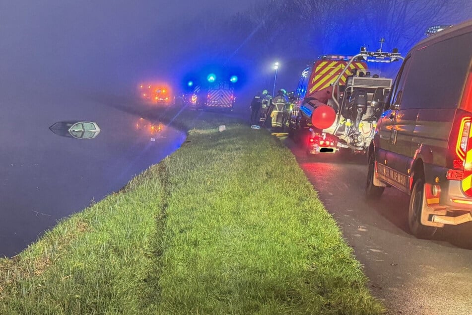 Unfreiwilliger Tauchgang: 85-Jährige landet mitsamt Auto in Kanal