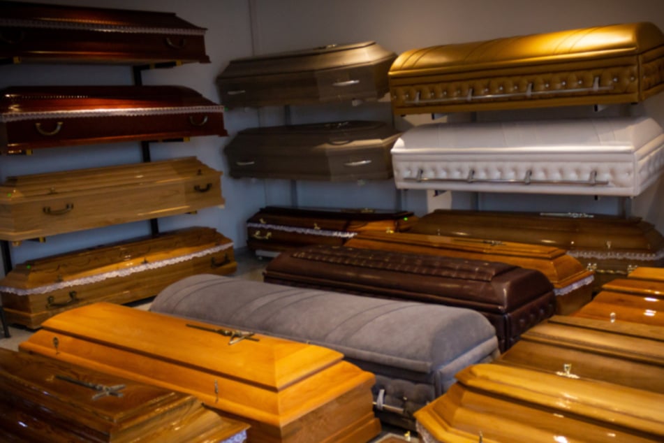 Der blanke Horror: 189 verwesende Leichen - Dubioses Bestattungshaus aufgeflogen