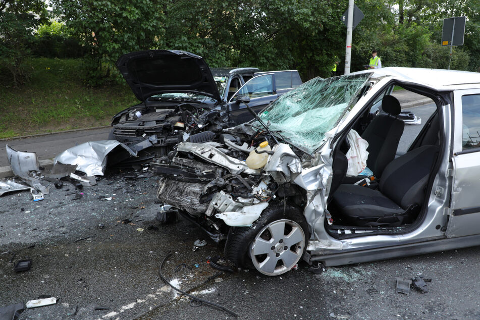 Beide Fahrzeuge erlitten durch den schweren Crash einen Totalschaden.