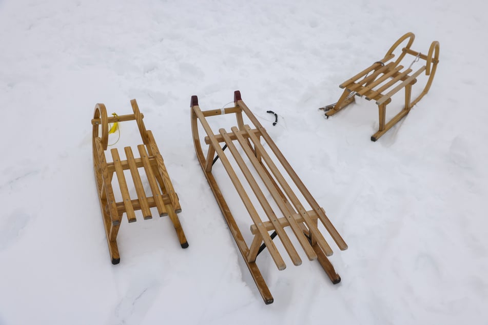 Das Mädchen kam mit ihrem Schlitten von der Piste ab. (Symbolfoto)