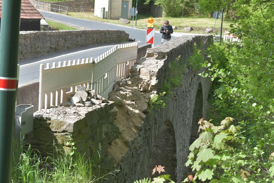 Die Gewölbebrücke in Falkenberg wurde im April durch einen Unfall beschädigt - jetzt beginnen die Sanierungsarbeiten.