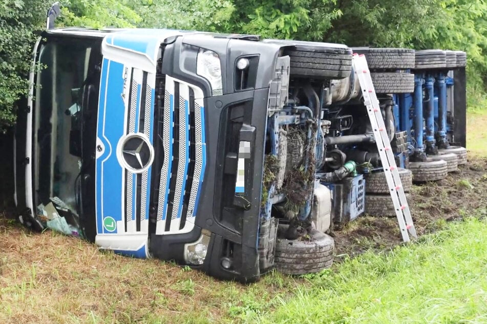 Auf der A8 in Bayern ist ein Lastwagen verunfallt.