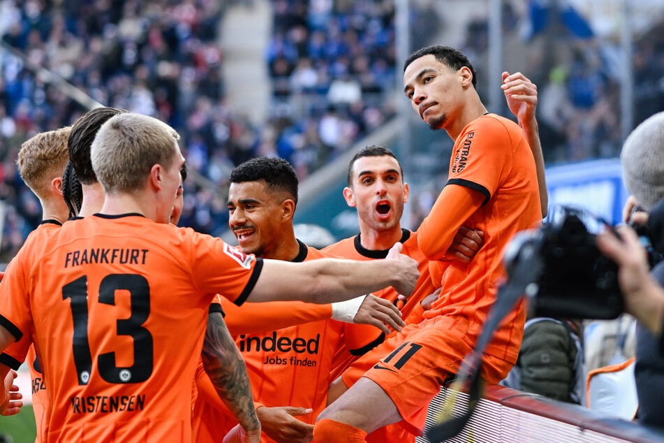 Aus elf Metern brachte Hugo Ekitiké (r.) die Eintracht in Front.