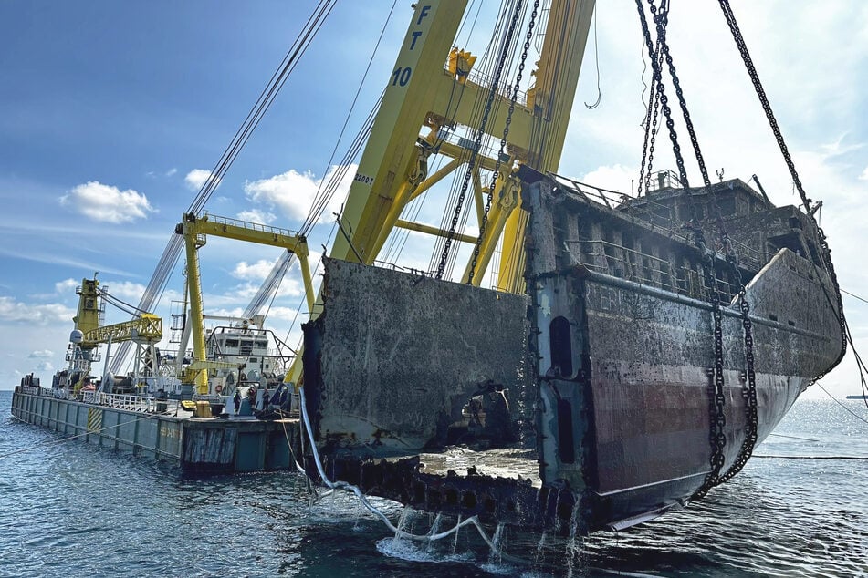 Für die Bergung der in zwei geteilten "Verity" war der Behörde zufolge einer der stärksten Schwimmkräne Europas im Einsatz. Er kann den Angaben zufolge bis zu 2.200 Tonnen heben.