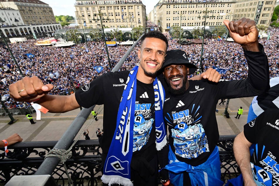 Robert Glatzel (l) und Bakery Jatta jubeln gemeinsam auf dem Hamburger Rathausbalkon.