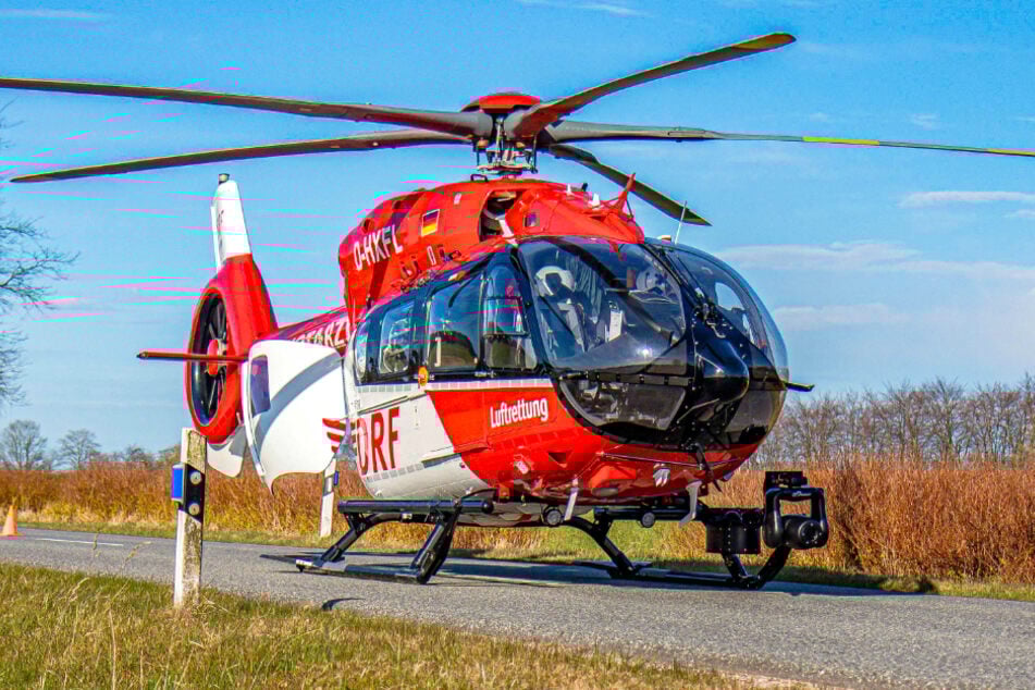 Der 56-Jährige wurde nach der Erstversorgung vor Ort mit einem Rettungshubschrauber ins Krankenhaus geflogen.