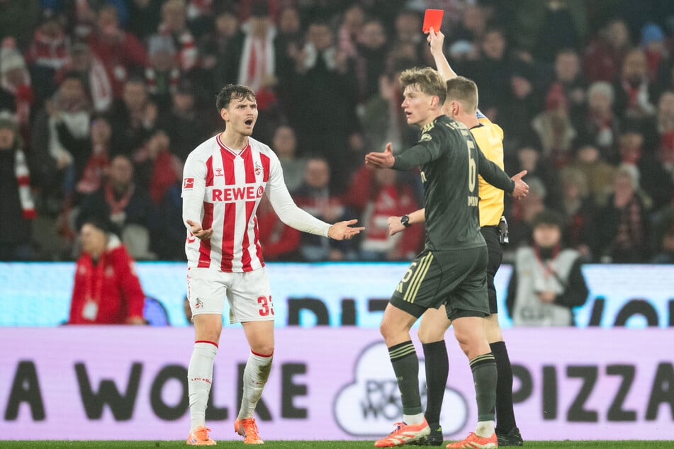 Der Knackpunkt der Partie: Kölns Rav van den Berg (21, l.) sieht die Rote Karte
