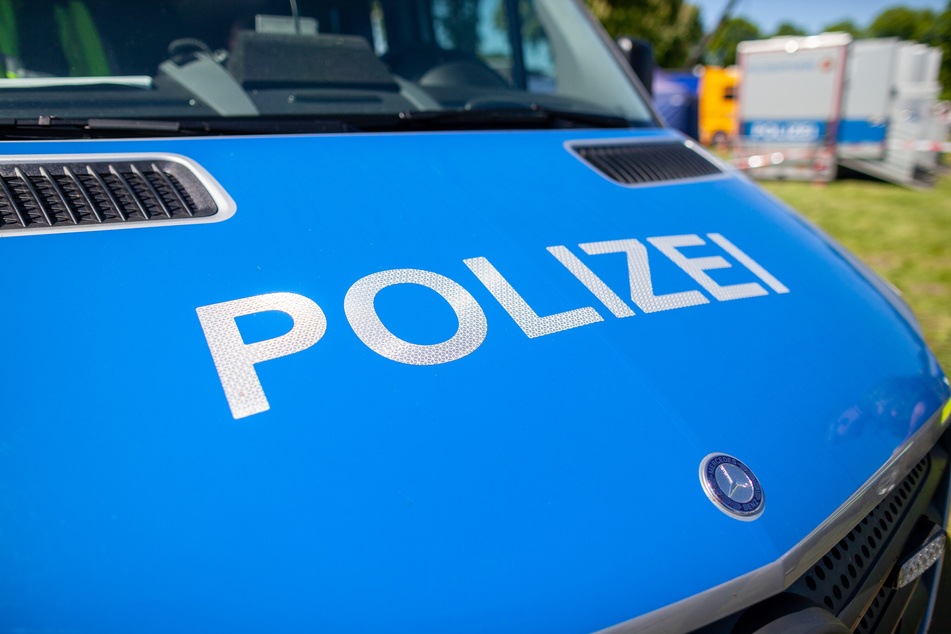 Gegen 12.20 Uhr wurde die Polizei wegen einer Schlägerei zum Karlsplatz gerufen. Als die Einsatzkräfte nur wenige Minuten später eintrafen, hatte sich eine größere Gruppe bereits aus dem Staub gemacht. (Symbolbild)