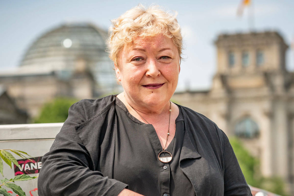 Evelyn Zupke (59) bei einem Fototermin am Bundestag. Nach Ansicht der SED-Opferbeauftragten verlaufen die Verfahren zur Anerkennung politisch Verfolgter in der DDR häufig zu schleppend.