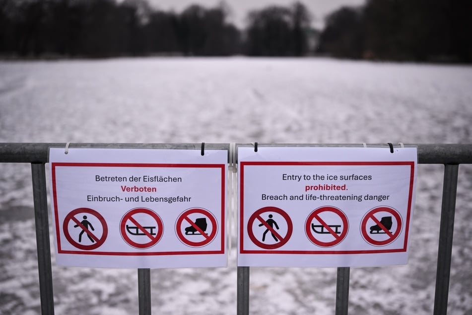 An vielen Orten - wie hier am Schlosspark Charlottenburg - verbieten Schilder das Betreten der Eisflächen.