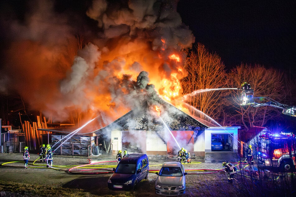 Mitten in der Nacht brannte in Annaberg-Buchholz (Erzgebirge) eine Garage. Die Feuerwehr hatte stundenlang mit den Flammen zu kämpfen.