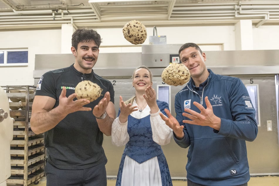 Stollenmädchen Johanna Worm (17) bezaubert Dresdens Spitzensportler Doruk Pehlivan (27, l.) und Alec McCrea (30): Da darf der Stollen-Teig ausnahmsweise auch mal geworfen werden.