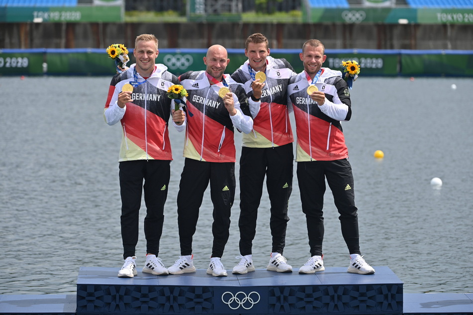 Tom Liebscher (30, 2.v.r.) feierte 2021 in Tokio seine zweite Olympische Goldmedaille mit seiner Vierer-Crew. Jetzt in Paris will das Flaggschiff den Titel verteidigen.