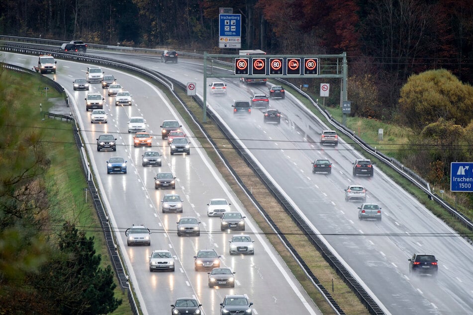 Einige Autos fahren auf der A8 den Irschenberg in Richtung München herab.