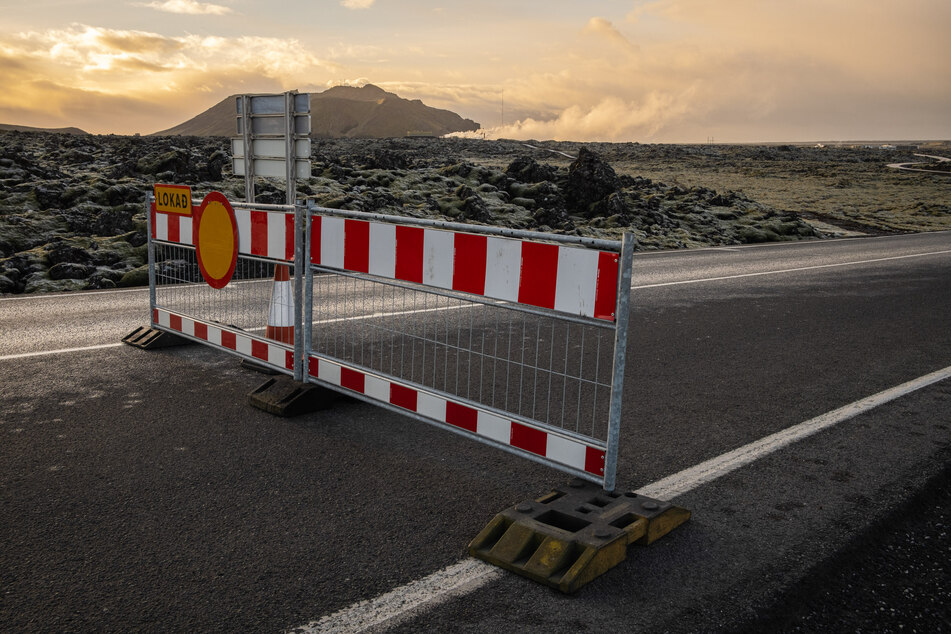 Die Zufahrtsstraße zur Blauen Lagune in Grindavik wurde geschlossen, um Zwischenfälle in der Gegend im Falle eines möglichen Vulkanausbruchs zu vermeiden.
