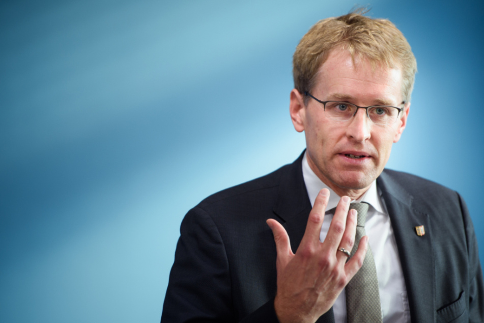 Schleswig-Holsteins Ministerpräsident Daniel Günther (47, CDU) will erst die Entwicklung der Infektionszahlen abwarten, bevor weitere Maßnahmen beschlossen werden.