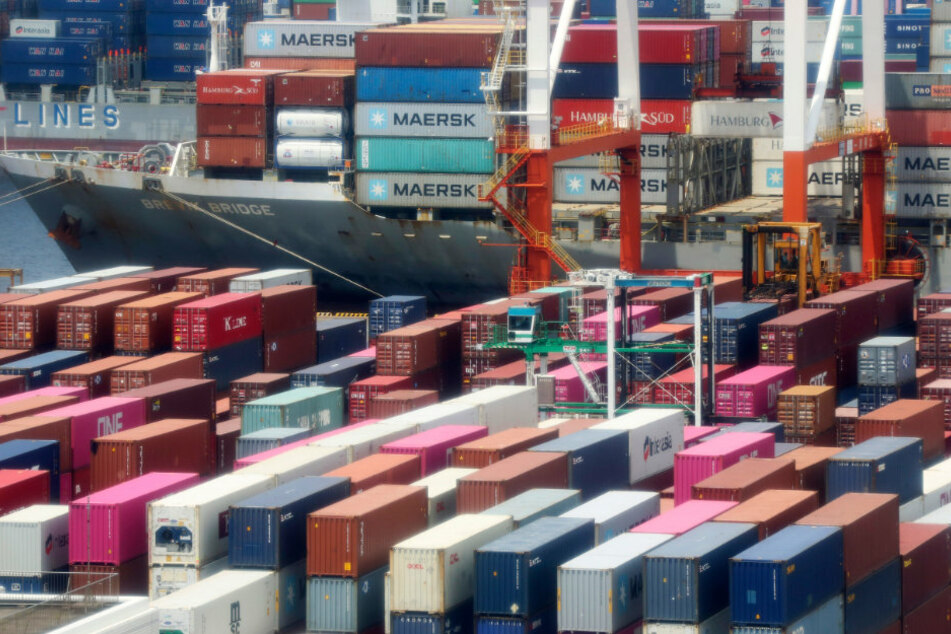 Japan, Yokohama: Container stapeln sich in einem Hafen in Yokohama. Japans Wirtschaft ist im Zuge der Corona-Krise weiter massiv eingebrochen.