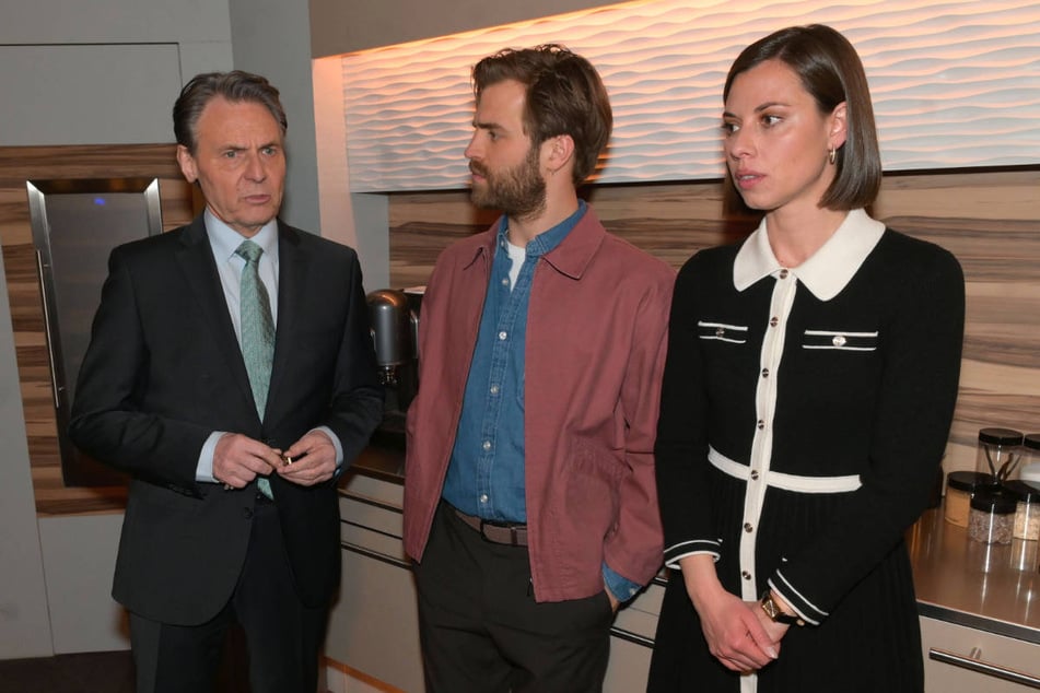 Joachim (l.), Julian und Matilda machen sich Sorgen um die Zukunft der Bank.
