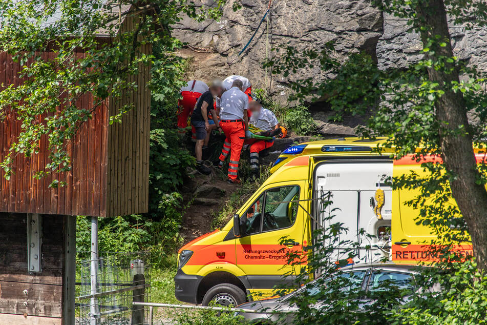 Ein Kletterer stürzte am Sonntagnachmittag in Wolkenstein mehrere Meter in die Tiefe. Rettungskräfte kümmerten sich um den schwer verletzen Mann.