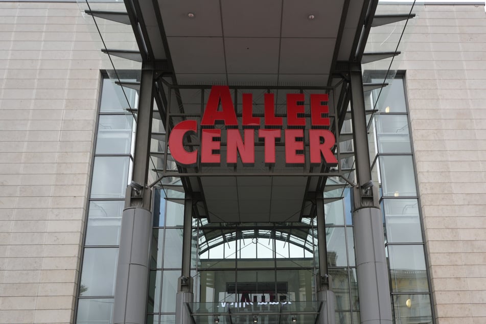 Vor dem Allee-Center und am Rathaus in Magdeburg sensibilisiert die Polizei für Betrugsmaschen.