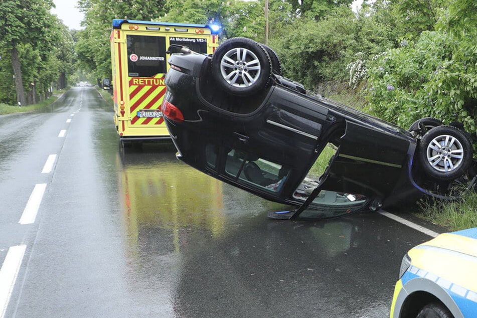 Schwerer Unfall bei Moritzburg: VW-Fahrer kracht gegen Baum und überschlägt sich